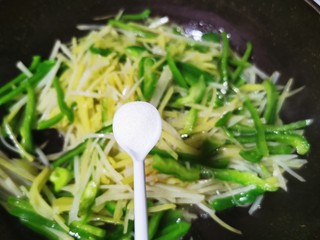 15、青椒炒土豆丝,加入盐