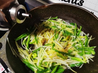 16、青椒炒土豆丝,生抽调味,翻炒均匀