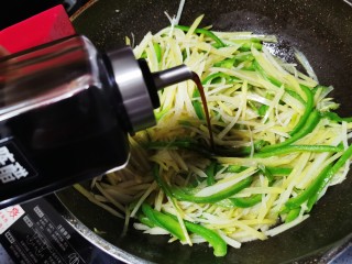 18、青椒炒土豆丝,临出锅前放入陈醋
