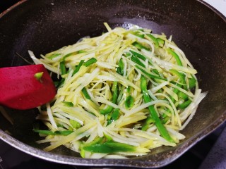 19、青椒炒土豆丝,翻炒均匀即可出锅