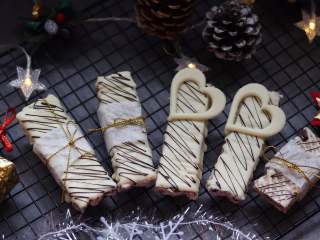 6、超级能量棒，冬日温暖零食，小身材大能量，越嚼越香,冬日里最温暖的小零食，双旦要到了，送给亲朋好友吧。