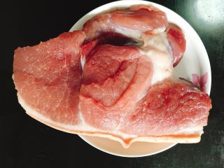 1、宝宝肉松（平底锅版）,准备食材：精心挑选的一块瘦肉