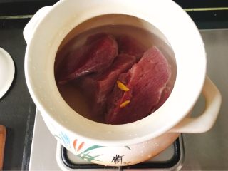 4、宝宝肉松（平底锅版）,肉切大块，冷水淹没肉、同时下两片姜去腥，大火烧开