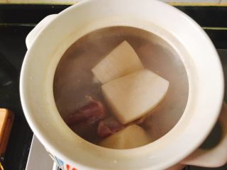 5、宝宝肉松（平底锅版）,锅开始滚了之后放萝卜，转小火，炖的时间大约一个小时