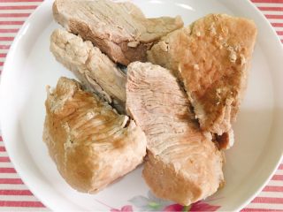 6、宝宝肉松（平底锅版）,煮好的肉肉放凉，最艰辛的一步要开始了