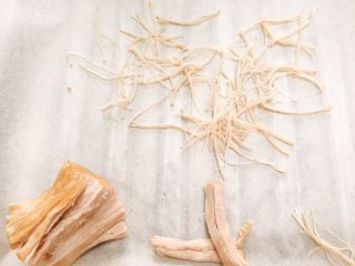 7、宝宝肉松（平底锅版）,把肉肉扒丝，一丝丝的，越细越好