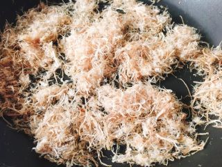 9、宝宝肉松（平底锅版）,平底锅小火，不停的翻炒肉松，用锅的热气吸干水分
