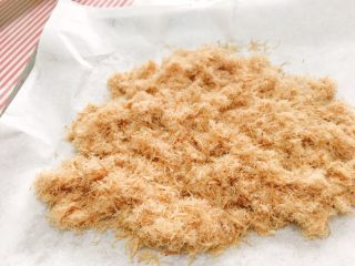 10、宝宝肉松（平底锅版）,一定要不停的翻炒，受热均匀，太久了也不行，肉松会变成肉酥