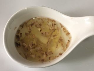 2、宝宝辅食之莲藕肉饼蒸蛋,生姜洗净，切碎，倒入少许开水浸泡，制成姜水去腥，备用。