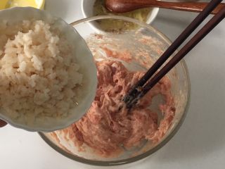 6、宝宝辅食之莲藕肉饼蒸蛋,加入藕末，搅拌均匀。