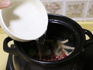 8、红枣花生凤爪汤,然后加入适量的清水