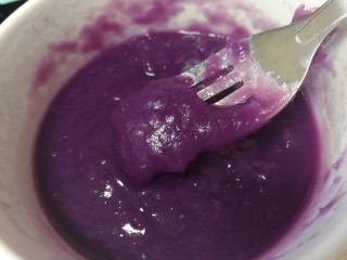 4、紫薯玫瑰花馒头,加入75g水，搅拌均匀成泥状。