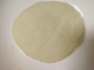 8、紫薯玫瑰花馒头,另一个盆里加3g酵母，1g盐，85ml温水，揉成稍微偏硬一点的面团。两个面团分别密封室温饧发。