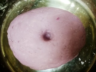 9、紫薯玫瑰花馒头,两个面团分别饧发至两倍大。