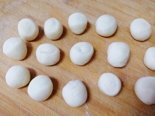 12、紫薯玫瑰花馒头,白色面挤同上，把面剂滚圆。