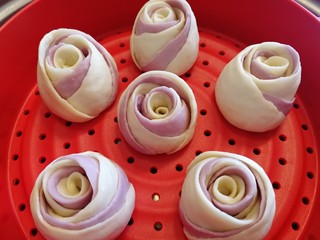 21、紫薯玫瑰花馒头,饧发到这个样子就可以蒸了，水开文火蒸15分即可。