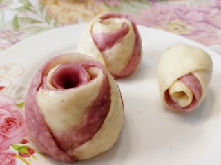 22、紫薯玫瑰花馒头,还做了两个花骨朵。
