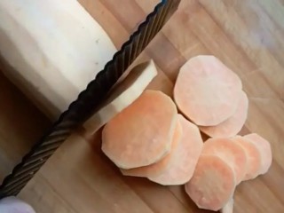 1、自制小零食,红薯去皮切成厚片