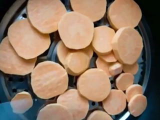 2、自制小零食,放入锅中大火蒸十五分钟左右