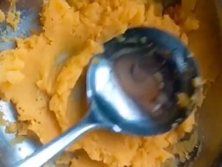 3、自制小零食,蒸熟取出压成泥