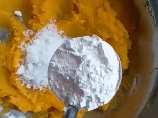 4、自制小零食,加入一勺白糖，适量的糯米粉