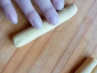 6、自制小零食,取少许的面团搓成长条