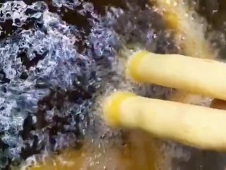 7、自制小零食,锅烧油，油温四成热下锅炸