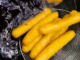 8、自制小零食,小火慢炸炸至飘起金黄酥脆捞出控油
