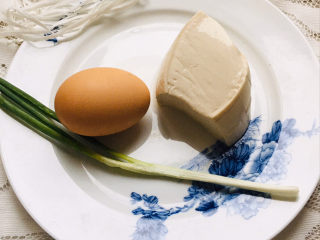 1、豆腐蒸蛋,准备食材，豆腐、鸡蛋、葱～