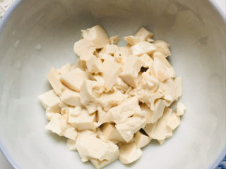 3、豆腐蒸蛋,装入碗中备用～