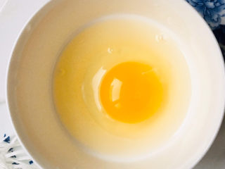 4、豆腐蒸蛋,碗中打入一个鸡蛋～
