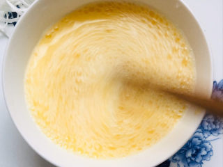7、豆腐蒸蛋,加香油，加鸡蛋的1.5倍水，用筷子顺一个方面搅拌打散～
