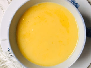 8、豆腐蒸蛋,把蛋液上面的泡沫撇开，以免蒸出来的鸡蛋不光滑，再倒入豆腐碗中～