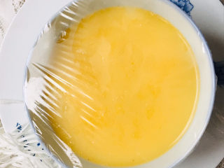 9、豆腐蒸蛋,盖上保鲜膜，防止蒸的时候水蒸汽滴入碗里～