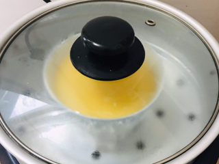 12、豆腐蒸蛋,盖上盖子，蒸8分钟即可～