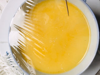 10、豆腐蒸蛋,用牙签在保鲜膜上扎小孔排气～