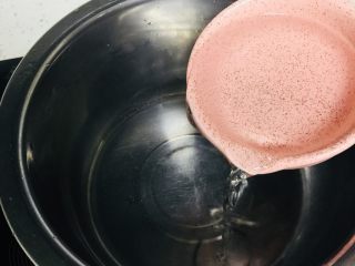 2、西班牙????????小油条,准备一个干净小锅 加水 