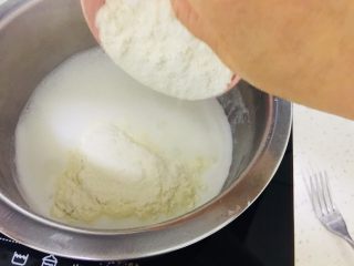 5、西班牙????????小油条,开锅加入面粉 小火继续搅拌