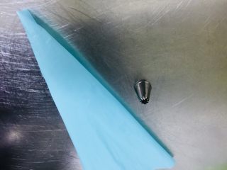 9、西班牙????????小油条,准备 裱花嘴 裱花袋 