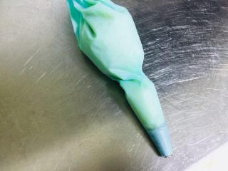 10、西班牙????????小油条,小窍门 为了方便挤出面糊 用手掌量 在拧一个结 很轻松就挤出来了