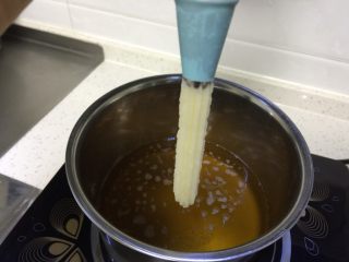 12、西班牙????????小油条,油温五成热 开始挤油条  挤到10厘米长 用剪刀✂️剪断