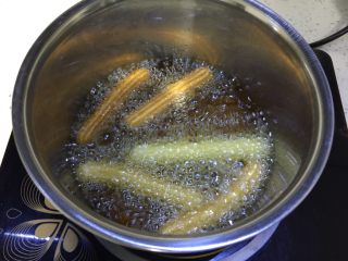 13、西班牙????????小油条,炸制表面金黄就好 重点油温不能高