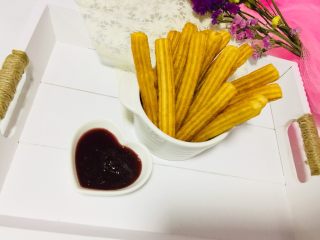 15、西班牙????????小油条,可以搭配巧克力酱或自己喜欢的蘸料 我用的是葡萄????果酱