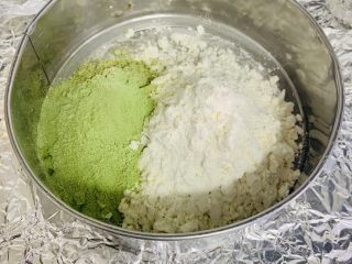 2、古早蛋糕（青汁）,低筋面粉、青汁、奶粉称量过筛