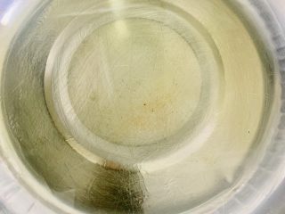 5、古早蛋糕（青汁）,植物油用电磁炉加热，出现有油波纹即可离火，大概70度左右。油温过高会使低粉形成面疙瘩，所以在这里要注意油温不要过高。