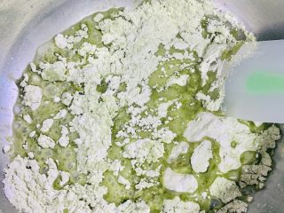 6、古早蛋糕（青汁）,加热好的油中倒入过筛好的低筋面粉、奶粉、青汁
