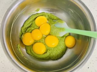9、古早蛋糕（青汁）,加入蛋黄，继续翻拌。