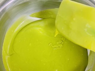 10、古早蛋糕（青汁）,面糊状态用刮刀提起呈现出飘带状态，缓缓地地落即可。