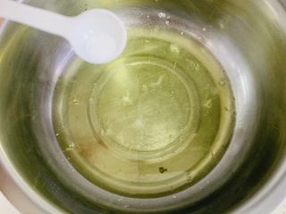 11、古早蛋糕（青汁）,蛋清中加入1克的盐，几滴柠檬汁。