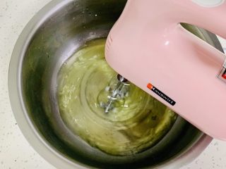 12、古早蛋糕（青汁）,用打蛋器中速打发。